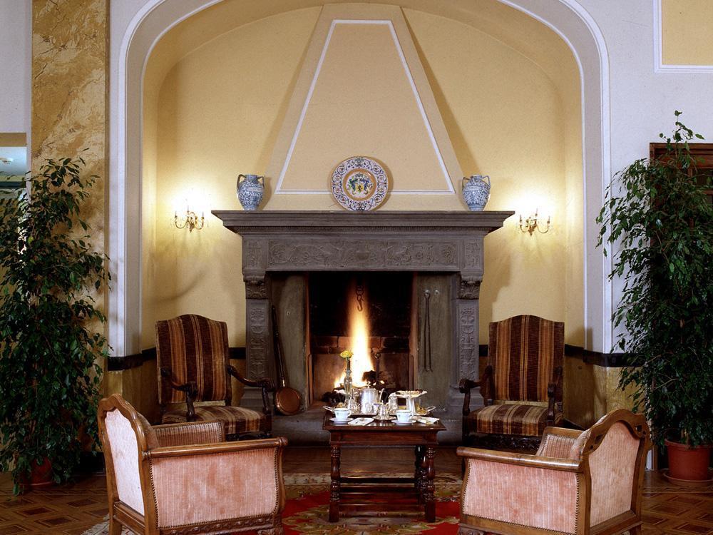 시나 브루파니 호텔 페루자 내부 사진 The fireplace in the lobby